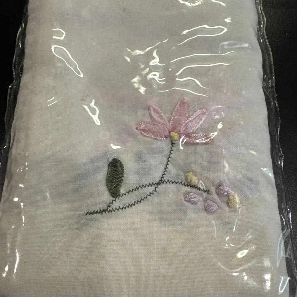 NEW Vintage Tea Napkins  Set‎ Of 4 Embroidered and Ribbon Flowers Cottagecore